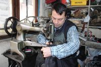 Aydın’da birçok vatandaş, yenisini almak yerine çanta ve valizlerini tamir