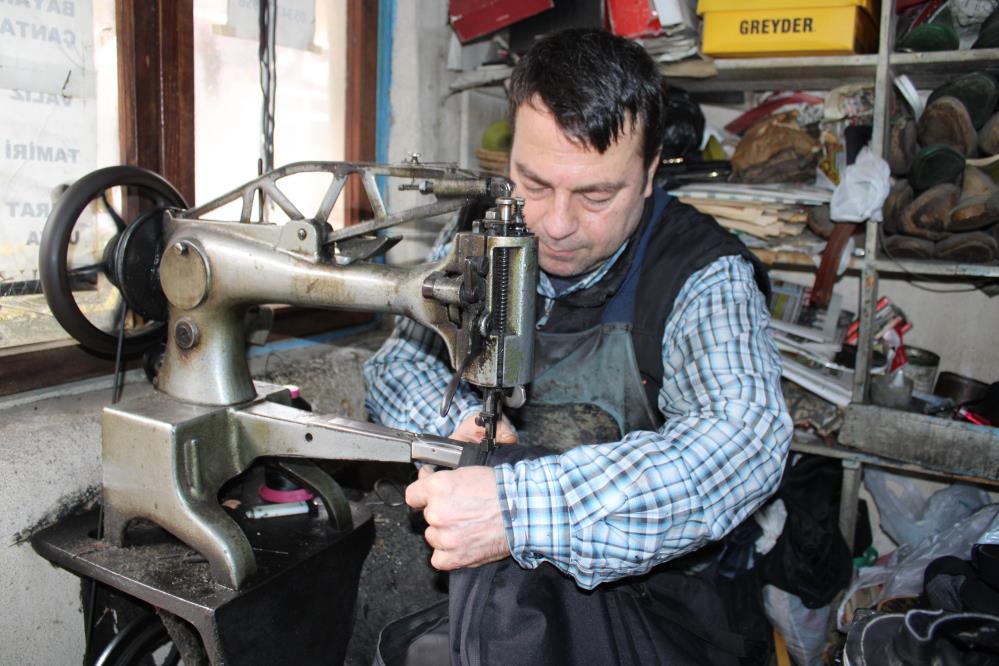 Aydın’da birçok vatandaş, yenisini almak yerine çanta ve valizlerini tamir