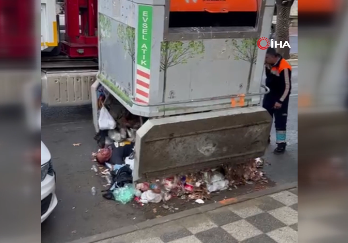 Kadıköy’de geçtiğimiz gün sağanak yağmurdan korunmak için çöp konteynerine giren