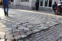 Bandırma’nın kalbi Cumhuriyet Meydanı’nda zemindeki kırık taşlar vatandaşın ve esnafın