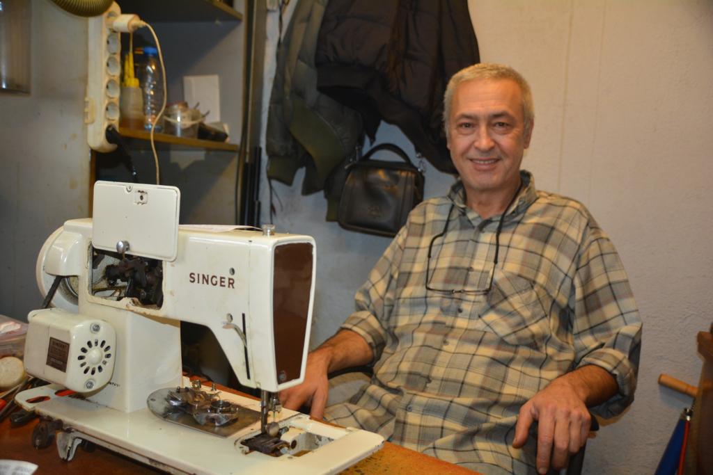 Cumhuriyetle yaşıt dükkanda mesleğini yaşatmaya çalışıyor Bandırma’da dikiş makinası tamiratı yapan esnaf Ünal Orkun’un dükkanı cumhuriyetle yaşıt.