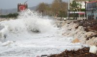 Edremit’te Altınoluk Mahallesinde dev dalgalar ile taşan deniz sahile dev