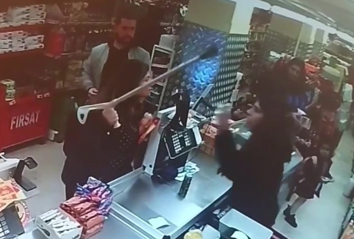Pendik’te reyondaki fiyat kasada farklı çıkınca kasiyere koltuk değneğiyle saldırdı Pendik’te bir markette alışveriş yapan kadın müşteri aldığı ürünün etiket