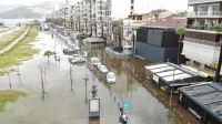 İzmir’de etkili olan fırtına sebebiyle birçok ilçede denizde taşkınlar meydana