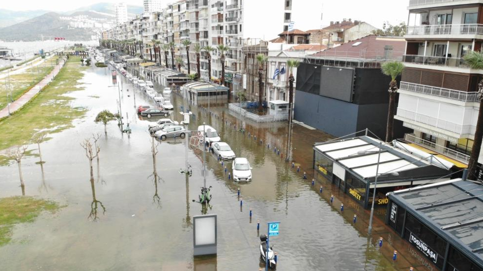 Deniz ile kara birleşti, hasar havadan görüntülendi İzmir’de etkili olan fırtına sebebiyle birçok ilçede denizde taşkınlar meydana