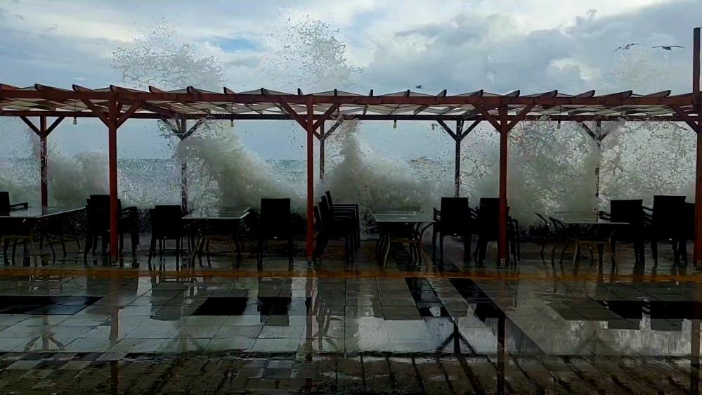 Deniz taştı, sahil suyla kaplandı Tekirdağ’da Marmara Denizi’nde lodos fırtınasıyla birlikte denizden karaya vuran dalgalar
