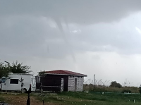 Antalya’nın Serik ilçesinde denizde oluşan devasa hortum karaya ulaşmadan kayboldu.