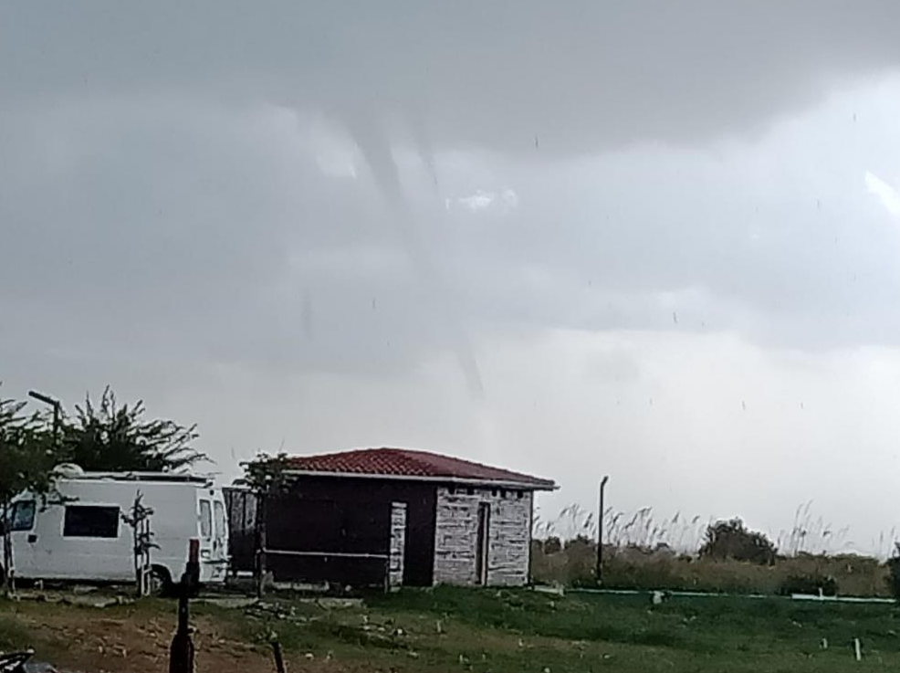 Denizde oluşan hortum kamerada Antalya’nın Serik ilçesinde denizde oluşan devasa hortum karaya ulaşmadan kayboldu.