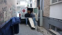 Denizli’nin Pamukkale ilçesinde bulunan bir binanın 7. katındaki pencereden düşen