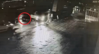 Bursa’da yağmurlu havada kayıp direğe çarpan otomobil sürücüsü, kapısından fırlayıp
