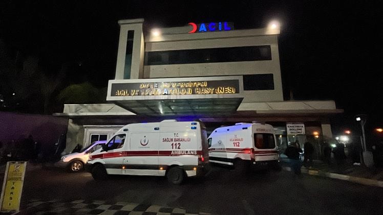 Fabrikada ustalar ile çalışanlar arasında kavga: 1 ölü, 3’ü ağır 13 yaralı Diyarbakır’ın Bismil ilçesinde fabrika çalışanlarıyla ustalar arasında silah, bıçak, demir