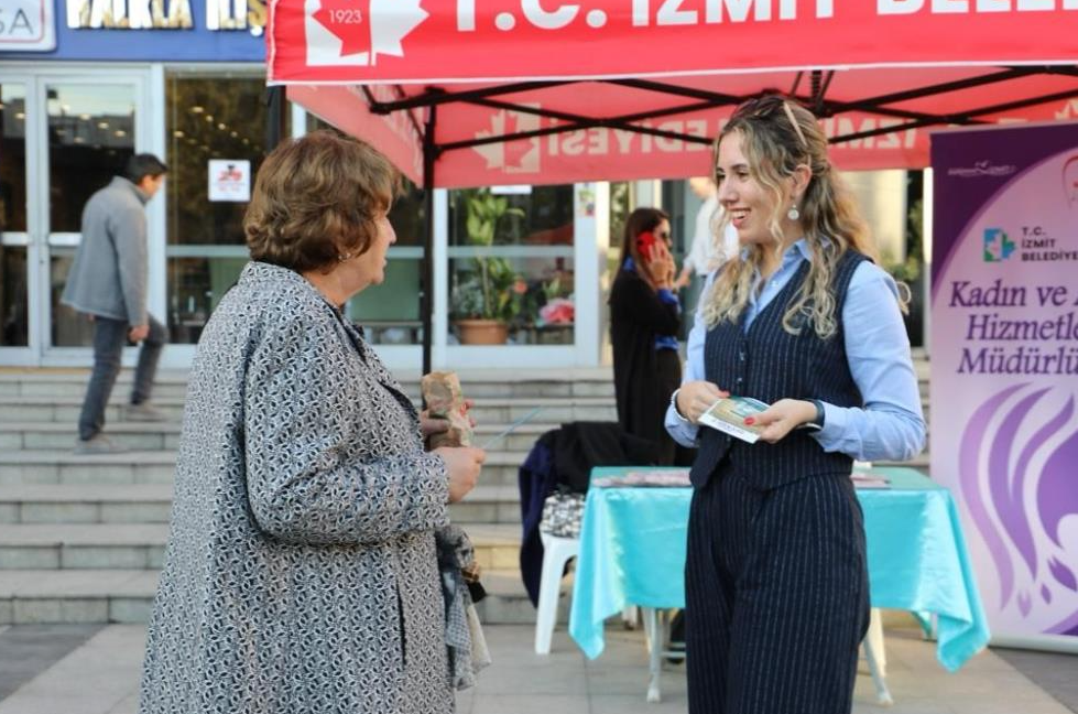 İzmit Belediyesine bağlı diyetisyenler, diyabete dikkat çekmek amacıyla sokağa çıkarak