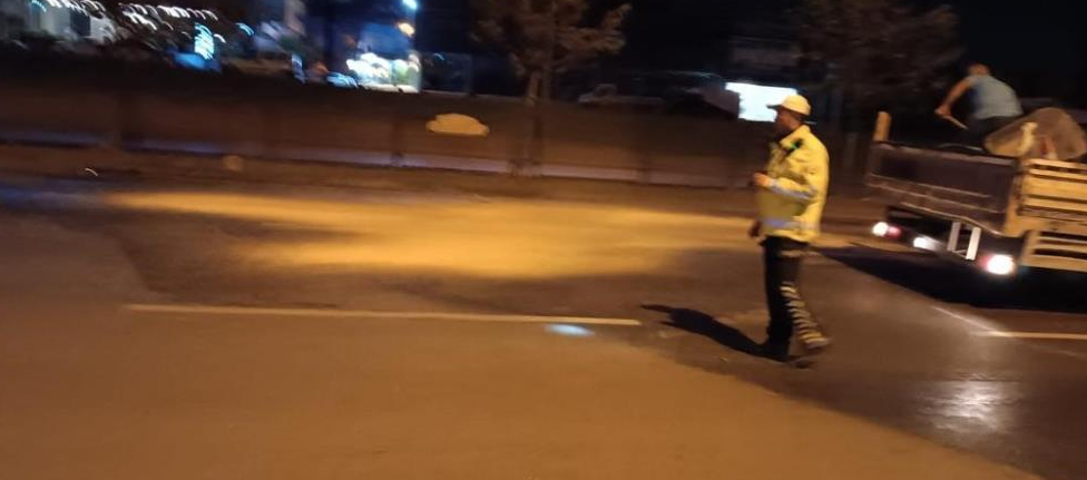 Gaziantep’te, gece saatlerinde yaşanan bir kazanın ardından yol güvenliğini sağlayan