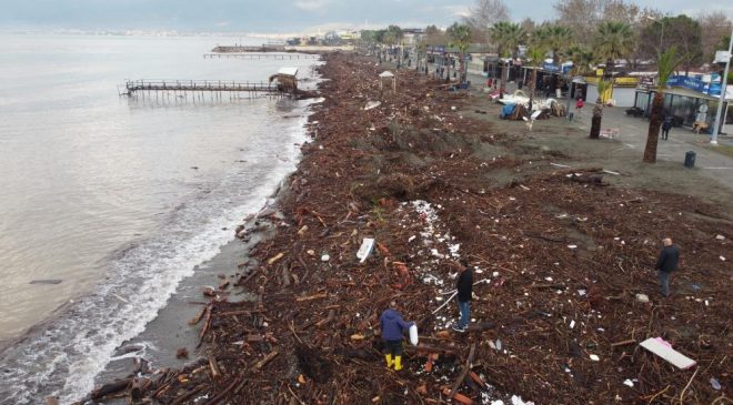 Altınkum sahili sel sonrası ağaç parçaları ve çöple doldu