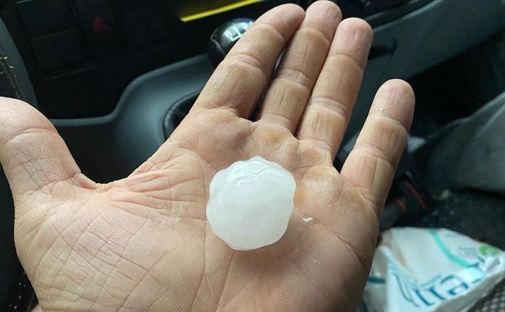 Edremit’te etkili olan sağanak yağış dolu ile birlikte hayatı olumuz