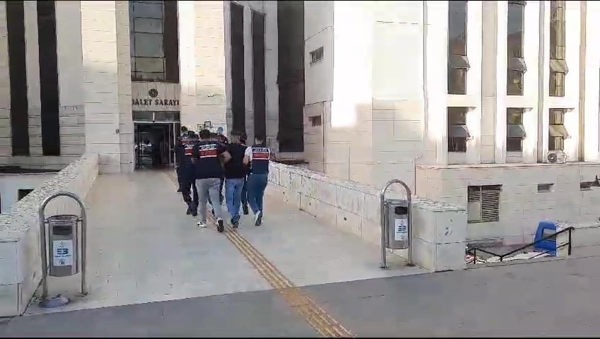 Edremit’te motosiklet hırsızları JASAT’ın çalışmasıyla kıskıvrak yakalandı.Edinilen bilgiye göre, Edremit’te