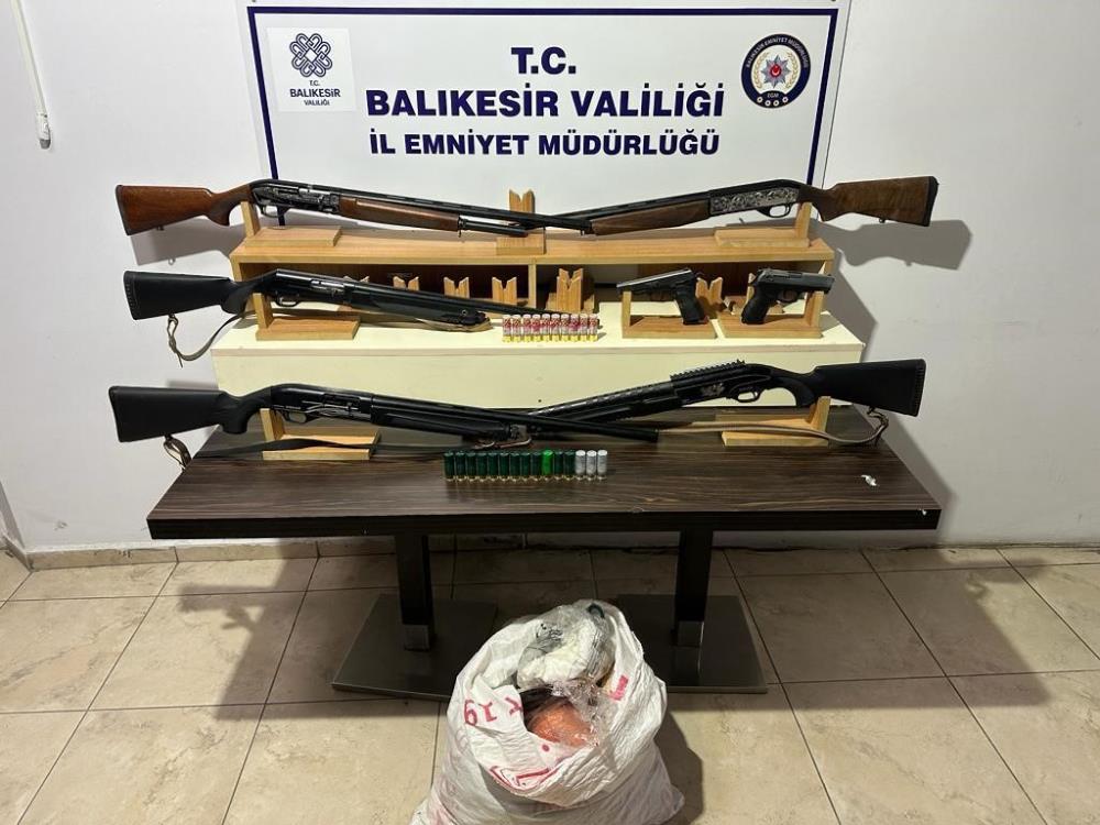 Edremit’te haklarında adli makamlarca yakalama kararı bulunan şahısların yakalanması için