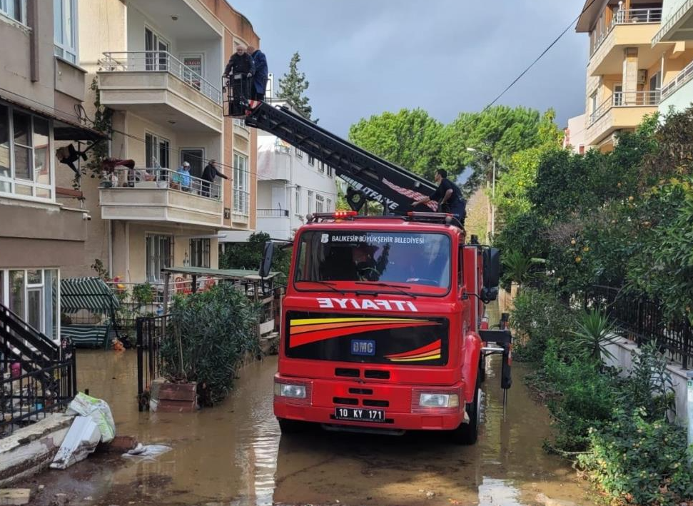 Edremit’te etkili olan yağışta sular altında kalan insanlar kimi yerde