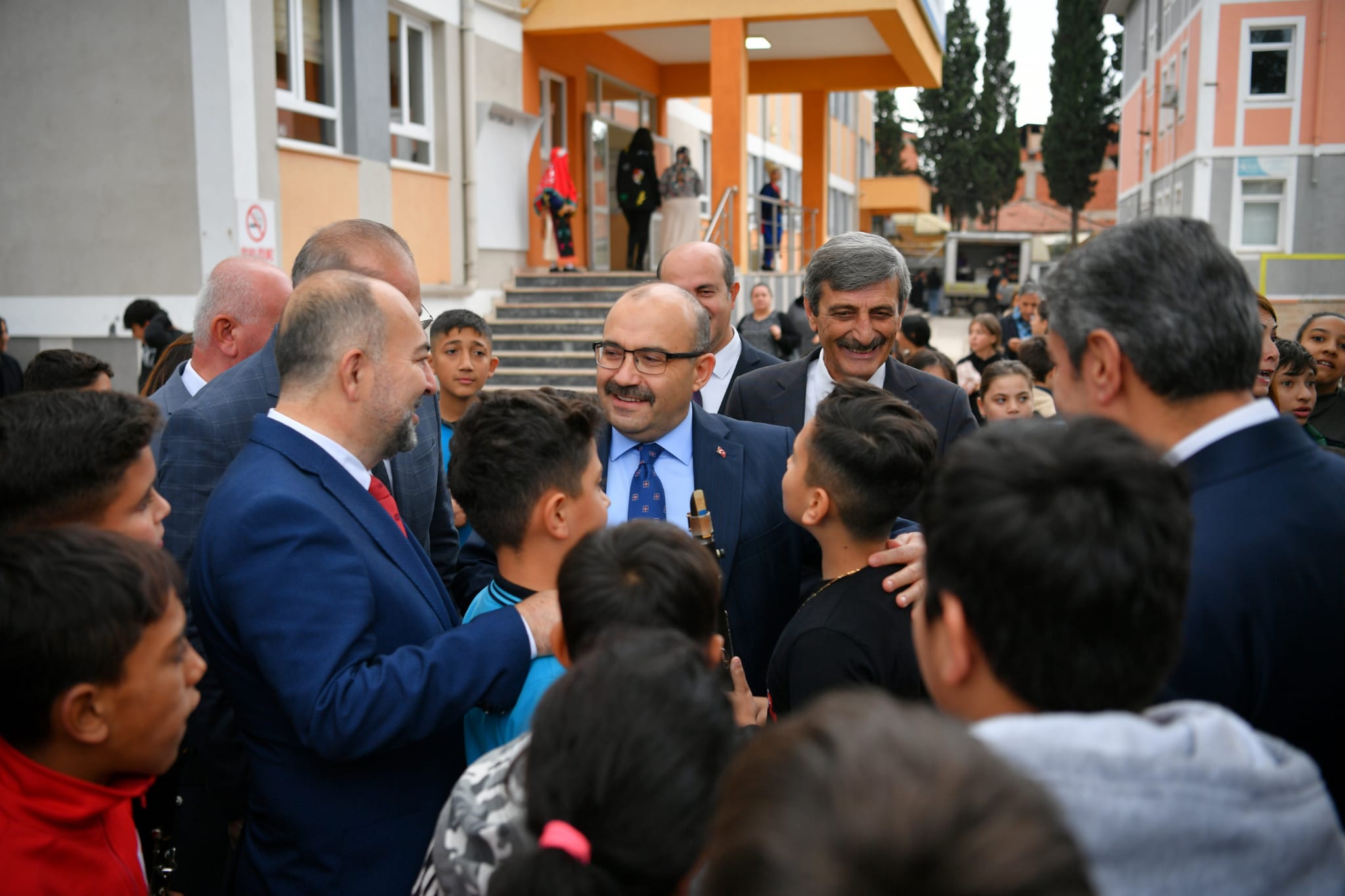 Vali İsmail Ustaoğlu, Cumhuriyet Ortaokulu’na kazandırılan “Tasarım ve Beceri Atölyesi”nin