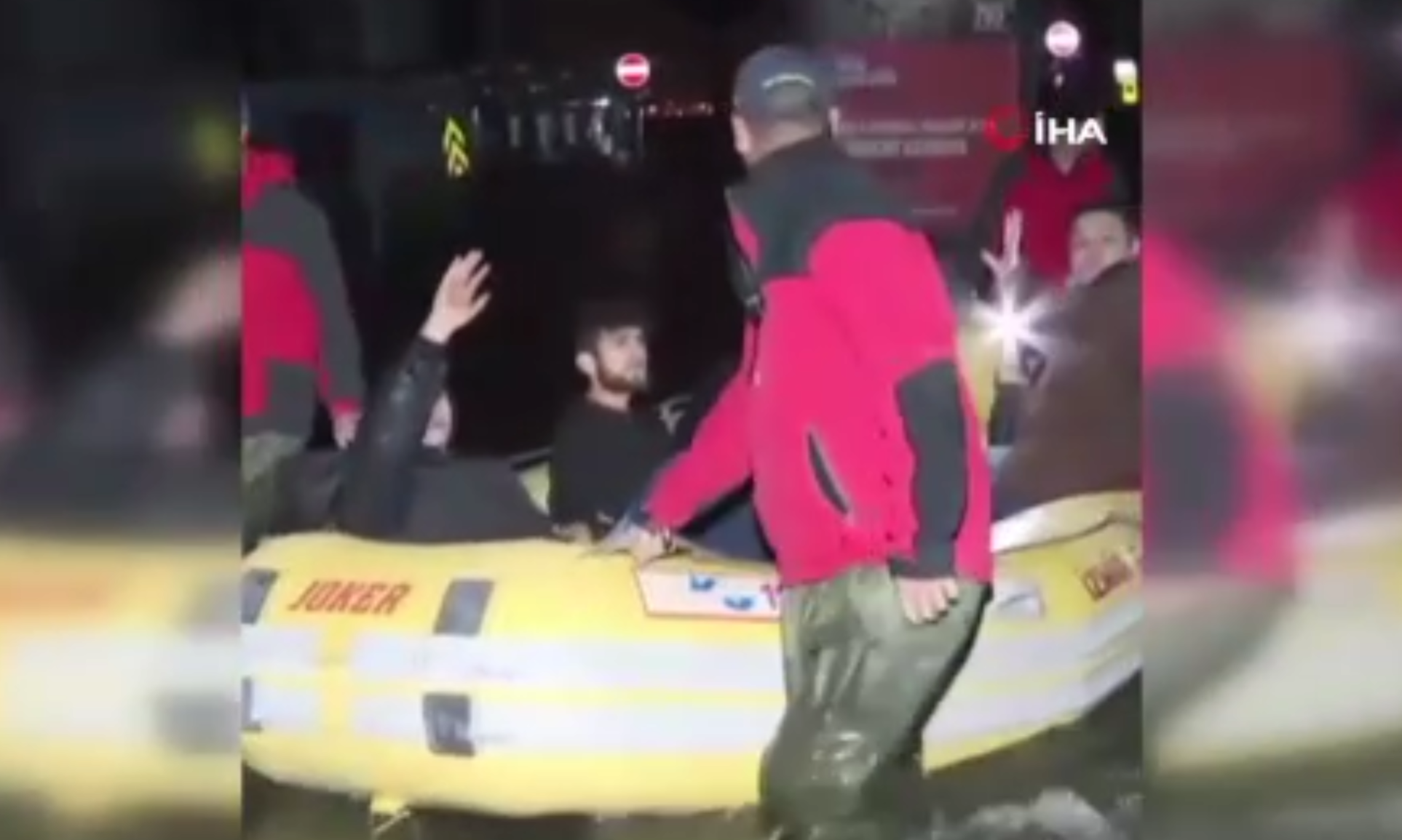 İzmir’de etkili olan fırtına nedeniyle bir eğlence mekanında mahsur kalan