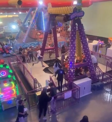 Bursa’da Korupark Alışveriş Merkezi’nin oyun parkında çocukların bindiği Discovery isimli