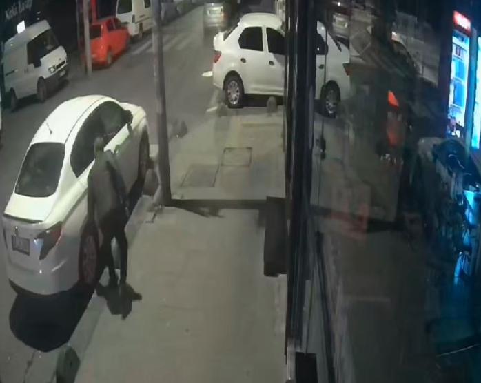 Esenler’de kimliği belirsiz bir kişi, park halindeki 30 aracın lastiklerini