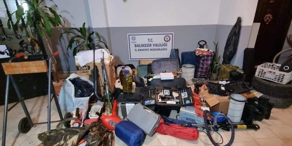Erdek’te ikamet ettiği apartmana ait ortak depo kısmından çeşitli malzemeler