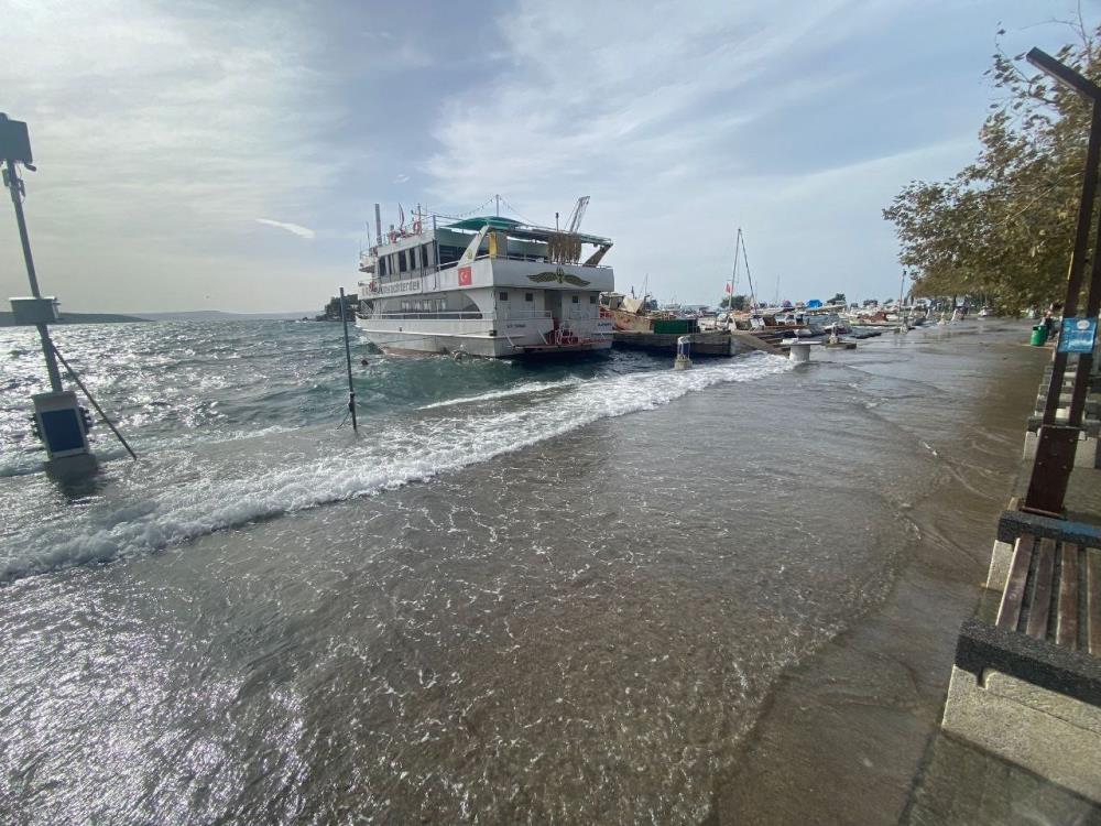 Erdek’te sahilde lodos nedeniyle yüksek dalgalar oluşurken, deniz kara ile