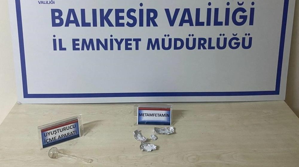 Erdek’te şüphelenilen 2 kişinin aramasında üzerlerinde uyuşturucu madde bulundu. Şahıslara