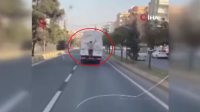 Şanlıurfa’da bir kişi, seyir halindeki eşya yüklü kamyonetin arkasına tutunarak