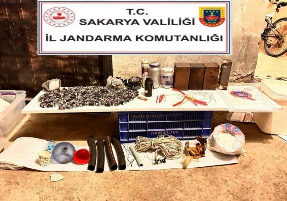 Sakarya’nın Hendek ilçesinde jandarma ekiplerinin operasyondan yaptığı evden patlayıcı madde