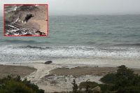 İzmir’in Çeşme ilçesinde göçmenleri taşıyan botun fırtına sebebiyle devrilmesi sonucu