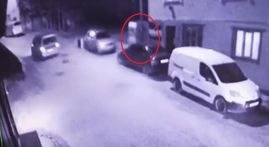 Fırtına insanları, motosikleti ve giysi dolabını uçurdu Bursa’da dün gece etkili olan ve hızı 95 kilometreyi bulan