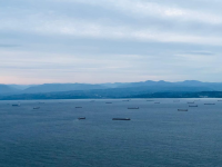 Karadeniz’de etkili olan kötü hava şartlarında yol almakta güçlük çeken