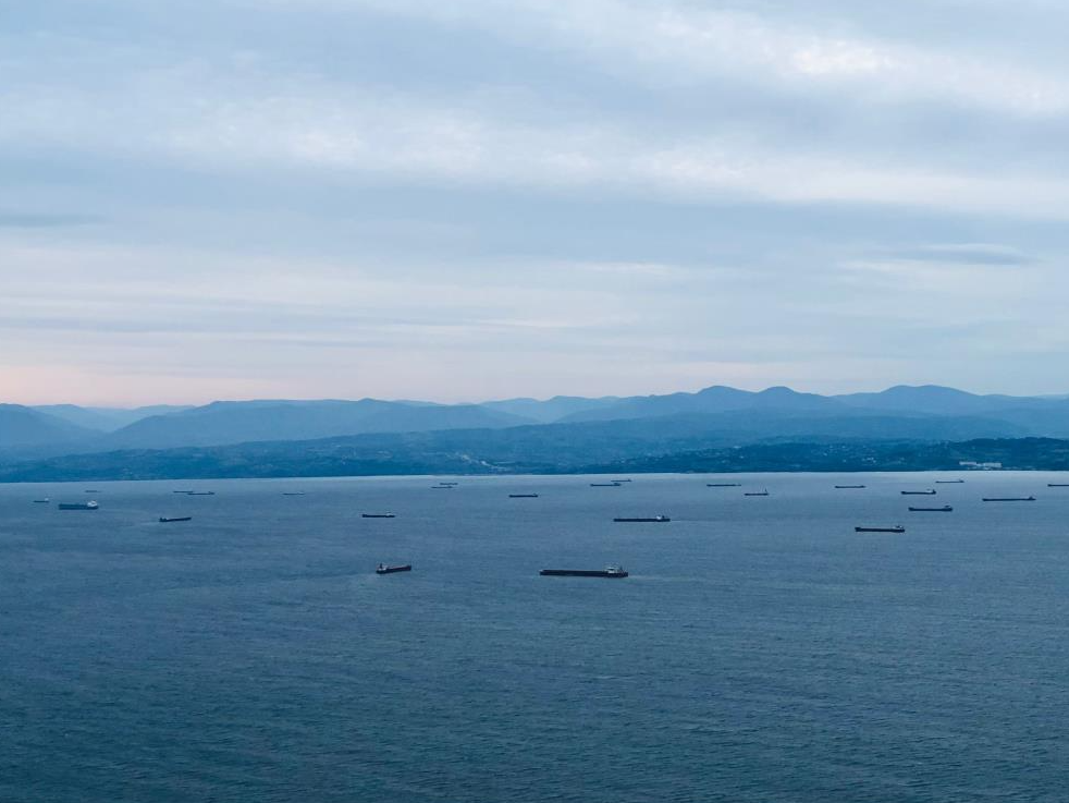 Karadeniz’de etkili olan kötü hava şartlarında yol almakta güçlük çeken