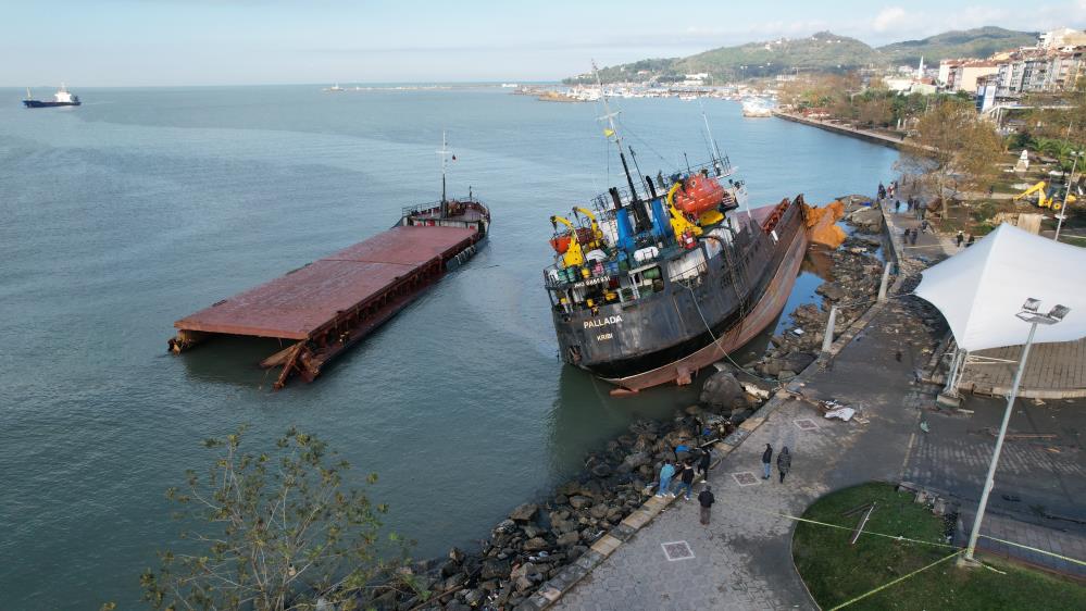 Kdz. Ereğli’de kayıp 11 mürettebatı arama çalışmaları sürüyor Zonguldak’ın Ereğli ilçesinde batan gemideki kayıp 11 mürettebatı arama çalışmaları