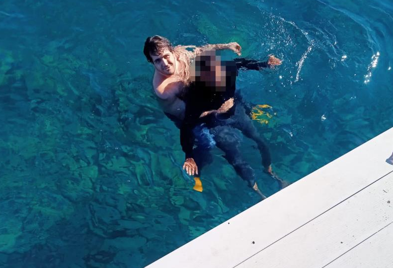 Muğla’nın Bodrum ilçesinde ayağına kum torbası bağlayıp denize atlayan şahıs,