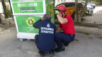 Pendik’te giysi toplama kutusuna kıyafet almak için giren çocuk, kutunun