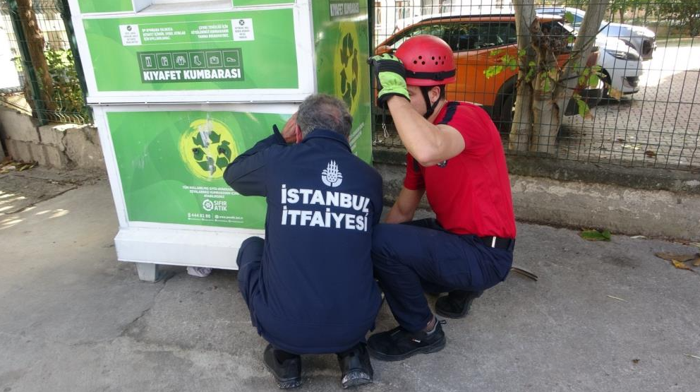 Pendik’te giysi toplama kutusuna kıyafet almak için giren çocuk, kutunun