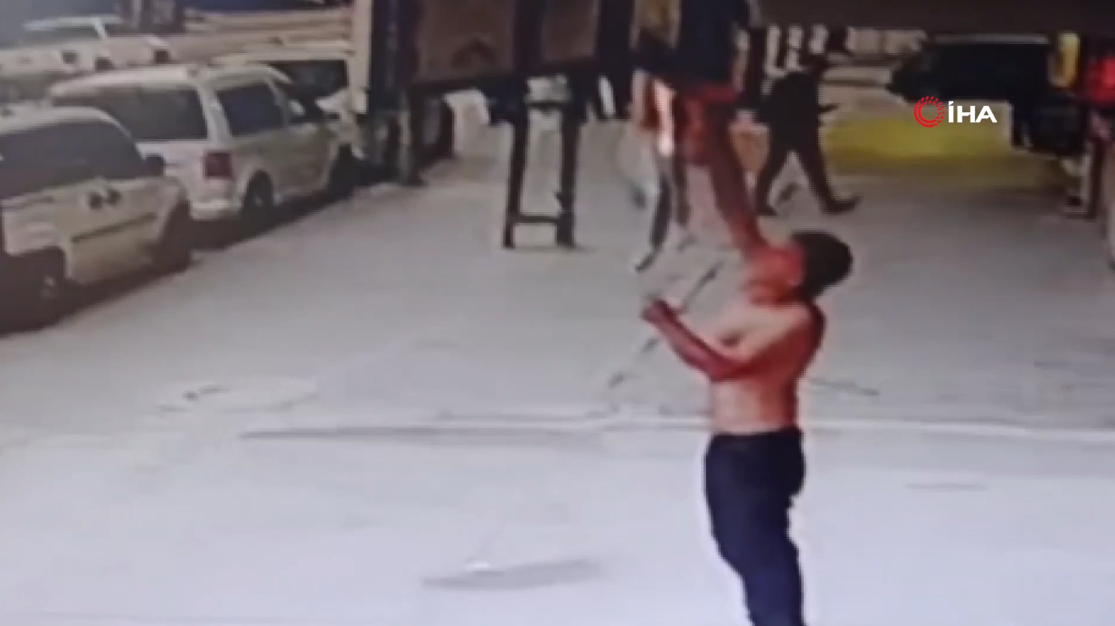 Bağcılar’da bir kişi sabah saatlerinde kepenkleri kapalı olan dükkanın önüne