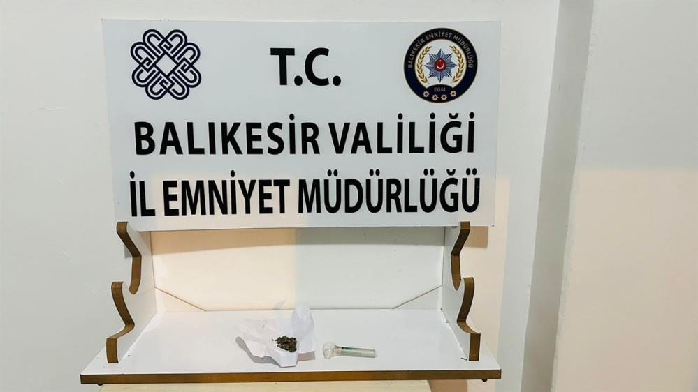Havran’da polis tarafından yapılan uygulamalarda durumlarından şüphelenilen 2 şahsın üzerinden