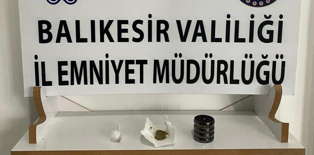 Havran’da polis tarafından yapılan çalışmada 3 kişinin üzerinde ve araçlarında
