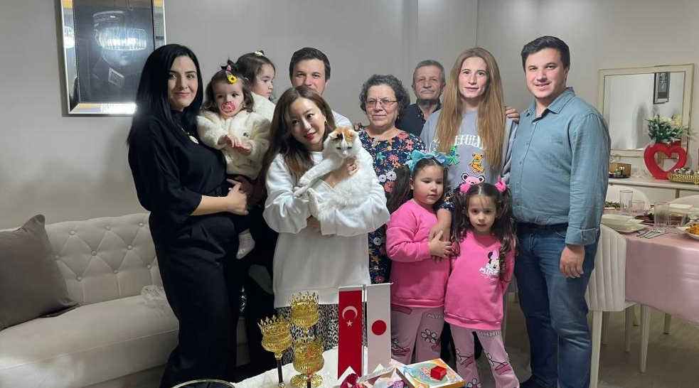 Japon kadın, sosyal medyada kedileri ile ilgili paylaşımlar yapan ve