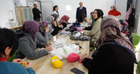 Van’ın Tuşba Belediyesi tarafından açılan kurslarda eğitim gören kadınlar bir