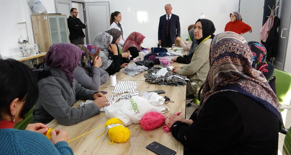 Van’ın Tuşba Belediyesi tarafından açılan kurslarda eğitim gören kadınlar bir