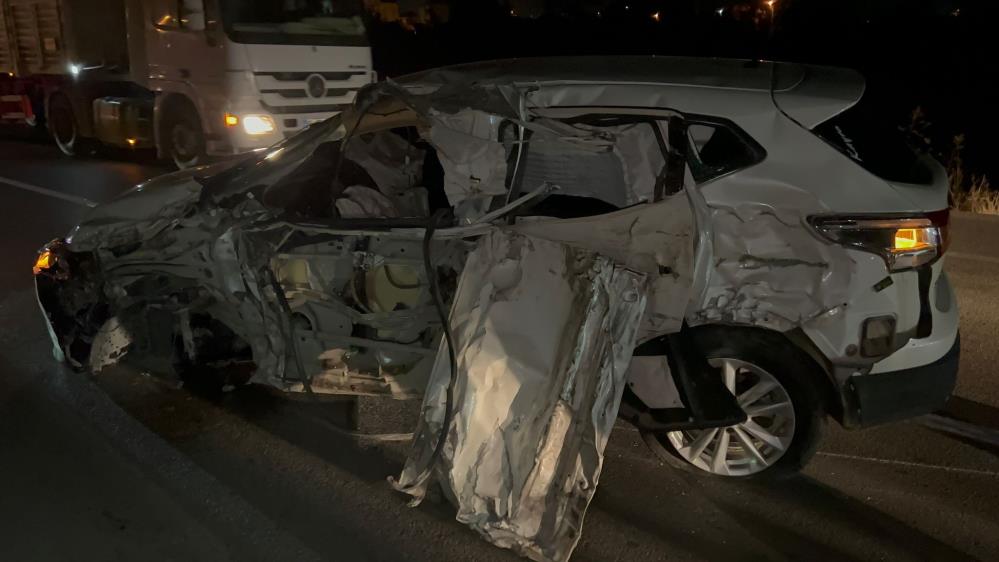 Hurdaya dönen otomobilden hafif yaralı kurtuldu Aksaray’da otomobil ile kamyonetin çarpışması sonucu meydana gelen trafik kazasında