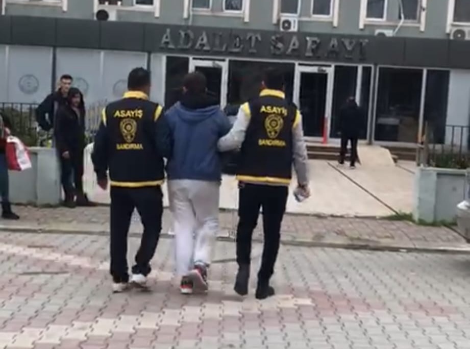 8 ayrı suçtan aranan şahıs polisten kaçarken yakalandı Y. V. isimli şahıs, 22 Kasım gece saatlerinde Bandırma İlçe