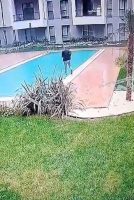 Bursa’da bir kurye, gönderi teslim etmek için girdiği lüks sitede