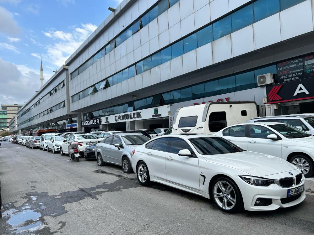 İkinci el otomobil piyasasındaki durgunluk devam ediyor. Fiyatlar ise ortalama