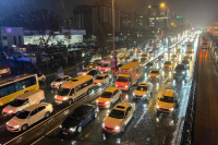 İstanbul’da sağanak yağışın etkisiyle trafik zaman zaman durma noktasına gelirken